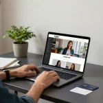 Mengembangkan halte4d di ruang kerja yang nyaman dengan laptop dan barang branding pribadi.