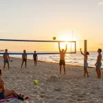 Teman-teman bersenang-senang di pantai Miami, voli pasir saat matahari terbenam di https://miami4d.com/.